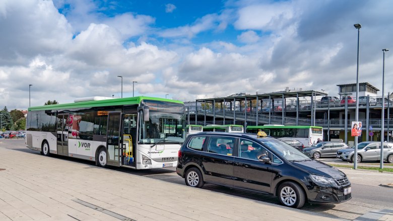 Anfrufsammeltaxi parkt vor dem Bahnhof