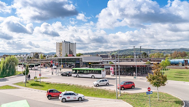 Bus vor Bahnhof