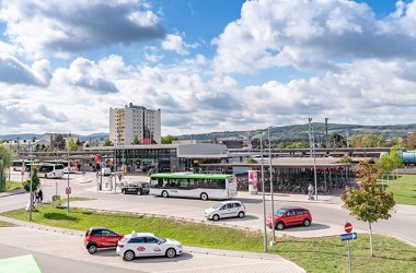 Bus vor Bahnhof