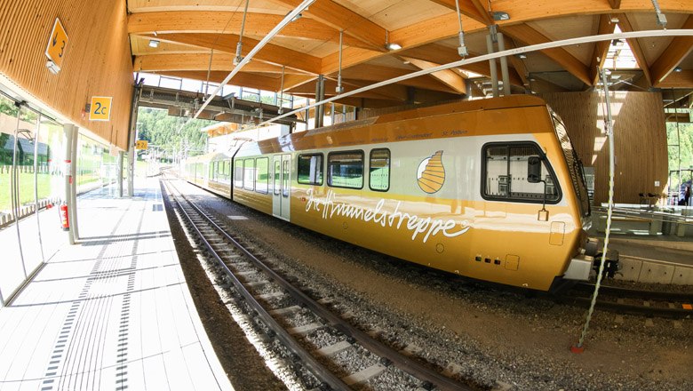 Himmelstreppe steht im Bahnhof