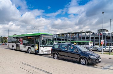 Anfrufsammeltaxi parkt vor dem Bahnhof