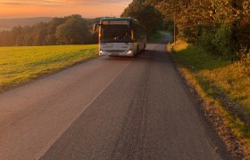 Linienbus unterwegs in Herbstlandschaft