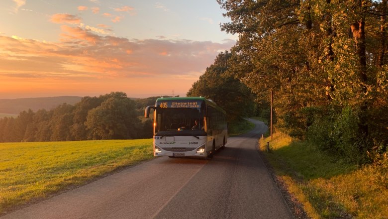 Linienbus unterwegs in Herbstlandschaft